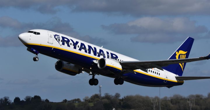 Police escort Gloucester mum off Ryanair flight after she is unable to pay for Pringles